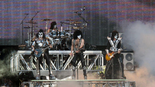 Kiss nykyisessä kokoonpanossaan Tampereen Sauna Open Air -festivaaleilla vuonna 2010, vasemmalta: Gene Simmons, Eric Singer, Paul Stanley ja Tommy Thayer