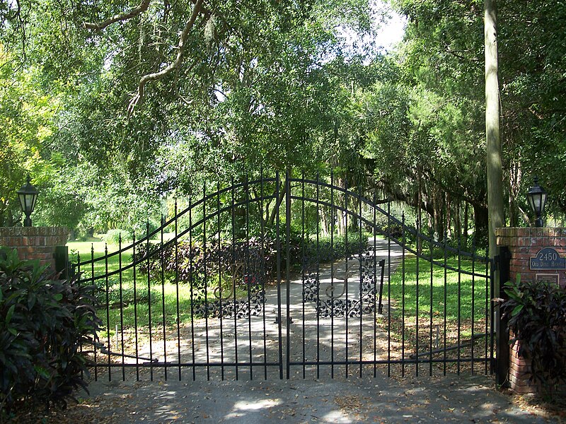 File:Kissimmee Colonial Estate gate01.jpg