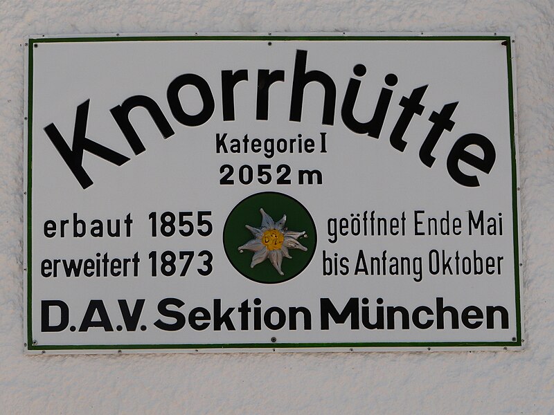 File:Knorrhütte Hüttenschild.jpg