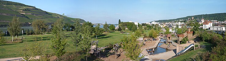 Taman di Mäuseturm antara stesen kereta api utama, Laluan Siklus Rhine dan Sungai Rhine. Di hadapan Spielburg, di belakang Klopp Castle pusat bandar.