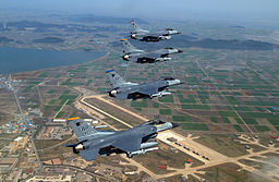 F-16 fra den amerikanske luftbase i Gunsan flyver over byen.