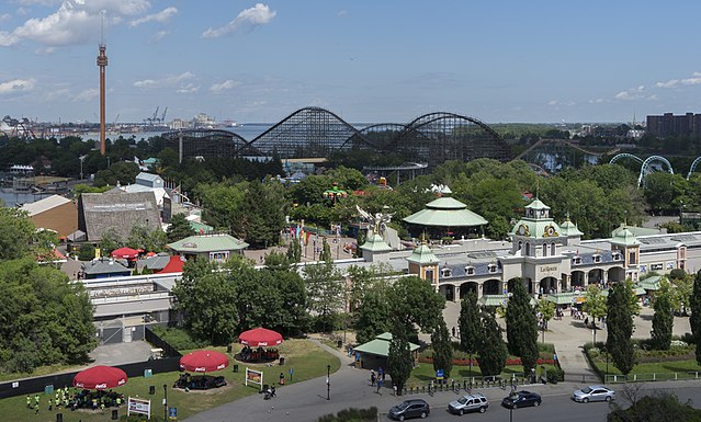 Entrance to La Ronde in 2017, with a number of amusement rides visible in the background