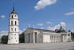 La Cathedrale et le beffroi de Vilnius (7667465050).jpg