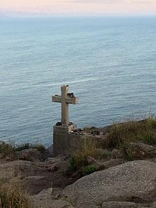 La croce a Cabo Fisterra dove i Pellegrini lasciano una pietra come ricordo