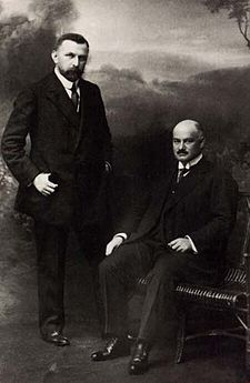 Emil Barell (vlevo) spolu s Fritzem Hoffmannem-La Roche v roce 1898