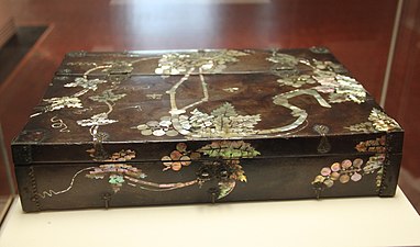 Boite à documents laquée et incrustée de nacre. Période Joseon, XVIIIe siècle. H. 7,6 cm. Musée national de Corée.