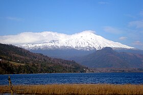 Jezero Neltume a sopka Choshuenco.JPG