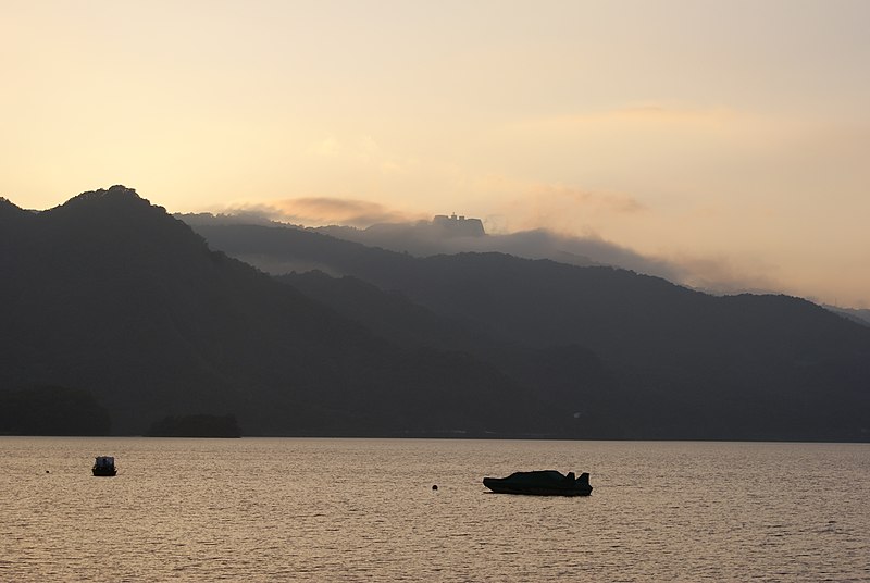 File:Lake Touya sunset - 洞爺湖の夕方 - panoramio.jpg
