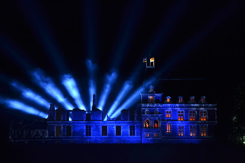 File:Le château du Puy du Fou en lumière.JPG