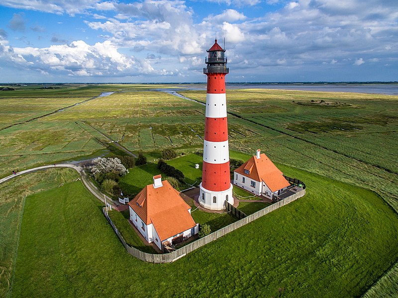 File:Leuchtturm in Westerheversand.jpg