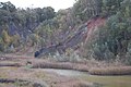 ‎Freigelegtes Gestein aus dem Perm, rechte Grubenseite