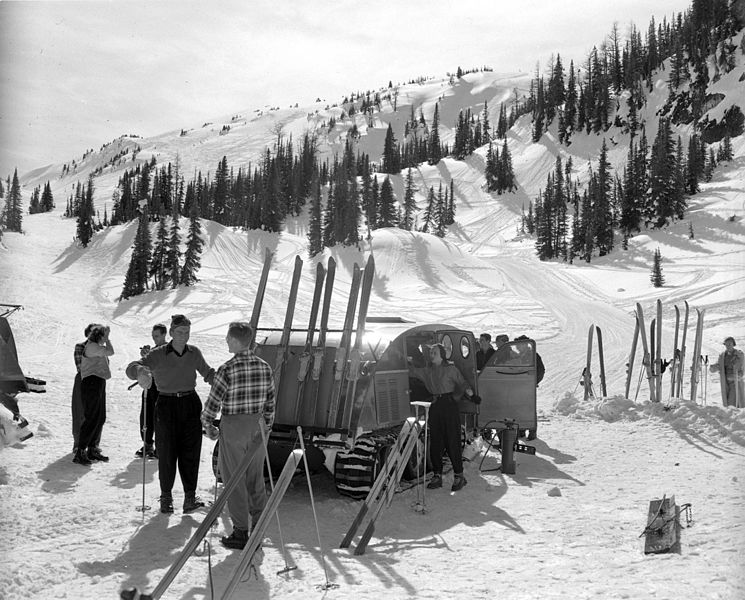 File:Loading snowmobile for skiing (21331304721).jpg