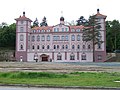 Čeština: Loděnice, okres Beroun. Plzeňská 51, zámek Vinice. English: Loděnice, Beroun District, Central Bohemian Region, Czech Republic. Plzeňská 51, Vinice castle. Camera location 49° 59′ 32.8″ N, 14° 09′ 16.5″ E    View all coordinates using: OpenStreetMap