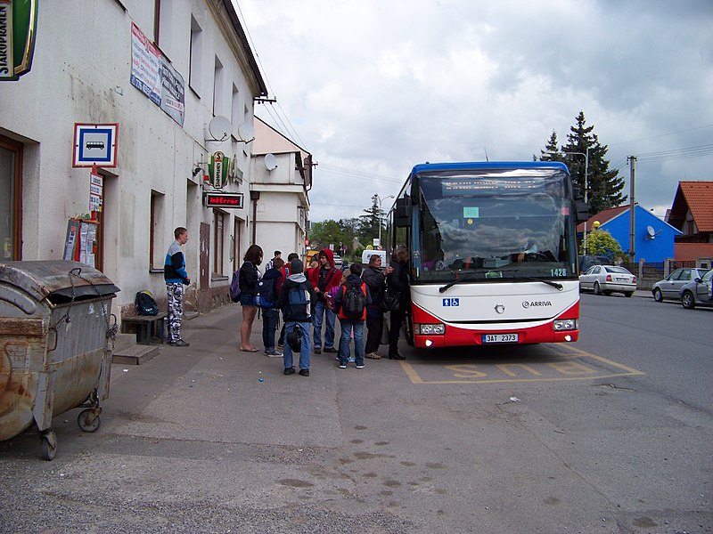 File:Loděnice, autobus.jpg