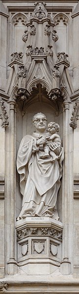 File:London UK Sculptures-at-Westminister-Abbey-Westgate-Romero-01.jpg