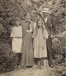 Allyn, Louise, Leonard, Caroline and Kenyon Cox, about 1906