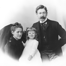 Ein Familienporträt von Sarah, Howard und Winfield Lovecraft im Jahr 1892