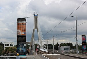 Luas s'arrête au pont William Dargan, Dundrum.jpg