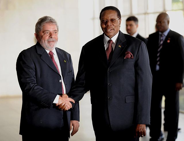 Luiz Inácio Lula da Silva (left) with Bingu wa Mutharika (right)