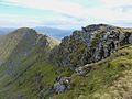 Blick vom Gipfel des Lurg Mhòr über den Gipfelgrat nach Osten zum Meall Mòr, im Hintergrund Loch Monar