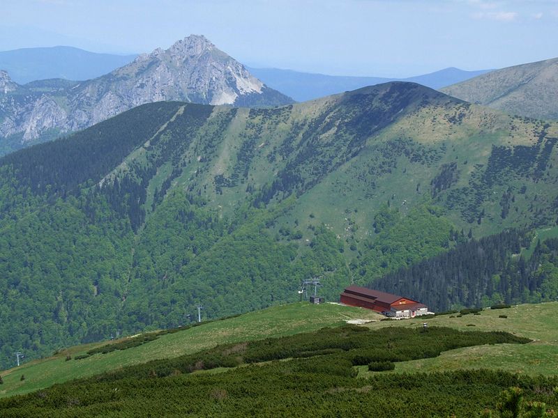 File:Malá Fatra by Pudelek 02- Velký Rozsutec and gondola lift from Vrátna.jpg