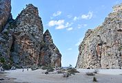 English: The deep circular valley at the mouth of Torrent de Pareis is quite impressive. Deutsch: Der Talkessel an der Mündung des Torrent de Pareis ist ziemlich beeindruckend.