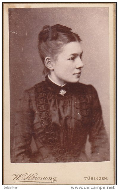 Marie Schweickhardt, geb. Schüle, Foto W. Hornung, Tübingen, um 1890 (ca. 10,4 x 6,2 cm).jpg