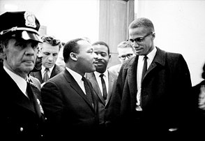 Martin Luther King et Malcolm X avant une conférence de presse, le 26 mars 1964. (définition réelle 3 608 × 2 479)