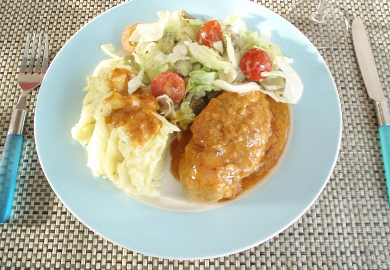 File:Mashed potatoes with chicken in white wine sauce and dutch salad.JPG