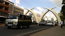 Un matatu conforme, extérieurement, à la réglementation devant les tusks de l'avenue Moi en 2011