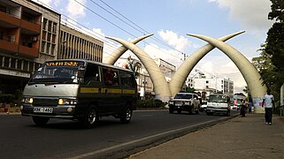 Un "matatu" davanti ai tusks di Moi Viale.