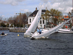 Wind gust increasing heeling moment on the right-hand J/22-class boat. Matchrace kolk.jpg