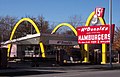 Nơi tọa lạc của hàng McDonald's đầu tiên được mở bởi Ray Kroc, bây giờ là "bảo tàng McDonald's" ở Des Plaines, Illinois. Tòa nhà này là bản sao của cửa hàng thứ 9 của McDonald's.