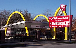 Toit profilé d'un des premiers restaurants McDonald's, 1955 à Des Plaines (Illinois).
