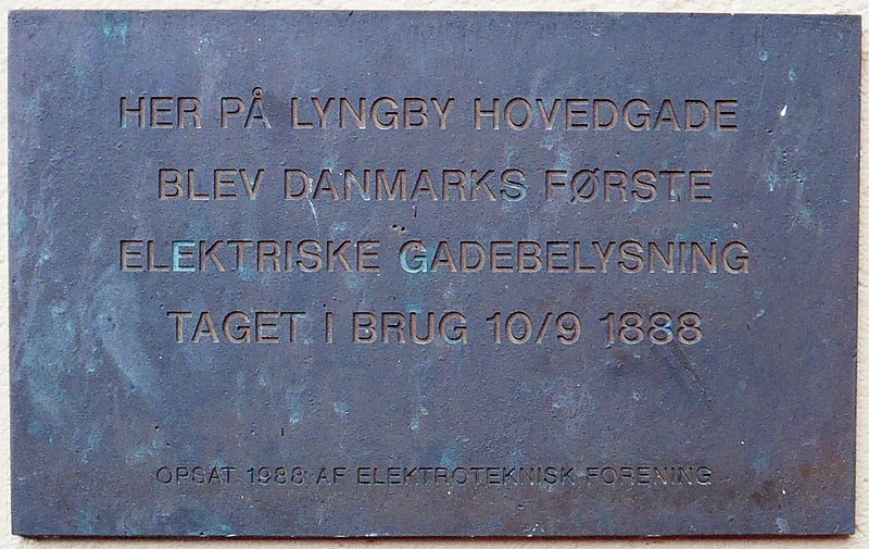 File:Mindeplade for Danmarks første elektriske gadebelysning, 2012-06-05.jpg