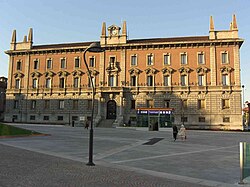 Palazzo Civico is the seat of the Mayor of Monza. Monza-piazza-Trento-e-Trietse-Municipio.jpg