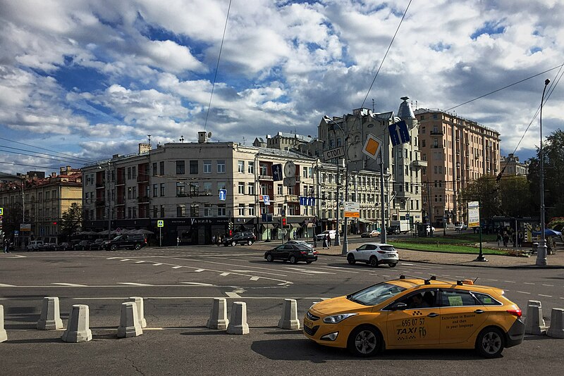 File:Moscow, Prechistenskie Vorota Square (31647845256).jpg