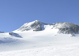 Mount Vinson from NW at Vinson Plateau by Christian Stangl (flickr).jpg