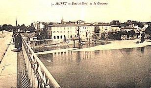 Vue depuis le pont sur l'ancien hôpital et le centre ville.