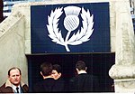 Sous la tribune Ouest de Murrayfield, ici en 1990, l'ouverture sur le terrain du tunnel d'entrée des joueurs est ornée d'un chardon sur fond bleu, emblème de l'équipe nationale d'Écosse.
