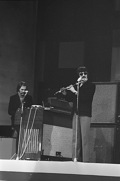 Mike Pinder and Ray Thomas rehearsing (1969)