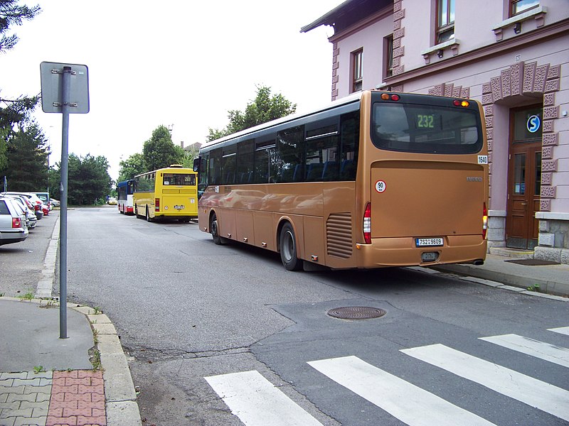 File:Nádraží Uhříněves, Crossway 1640 na lince 232 (01).jpg