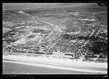 Luchtfoto van Zandvoort. In het midden het station met de spoorlijn richting Haarlem, ca 1930