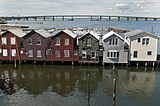 Houten huizen langs een van de pieren (2011)