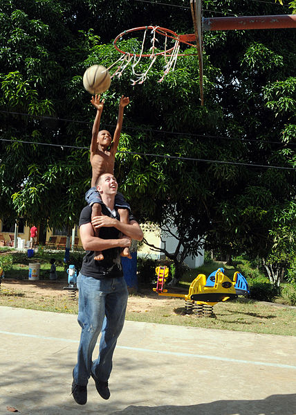 File:Nassau Sailors and Marines Volunteer in Seychelles DVIDS295140.jpg