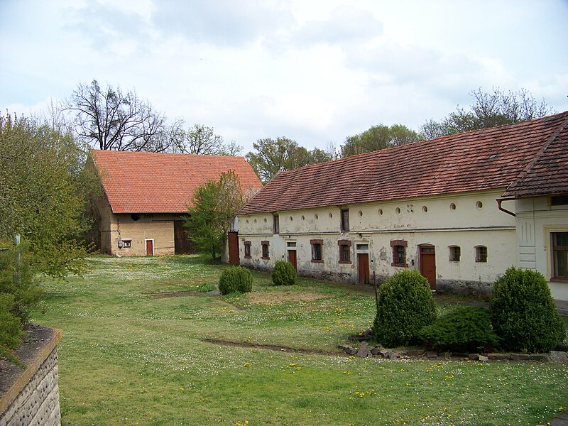 File:Nedvězí, Pánkova 20, dvůr.jpg