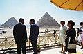 Nixon Egyptin presidentin Anwar Sadatin kanssa Gizan pyramiideillä vuonna 1974.