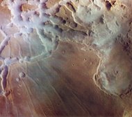 صورة لمنطقة نوكتس لابيرينثس تظهر وجود بعض سحب الضباب المائية في اشعة شمس الفجر.