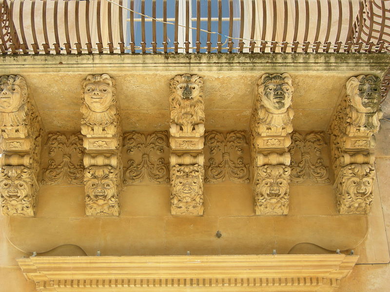 File:Noto, palazzo nicolaci, balconi 07 mascheroni.JPG