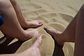 jugar con los pies en la arena,